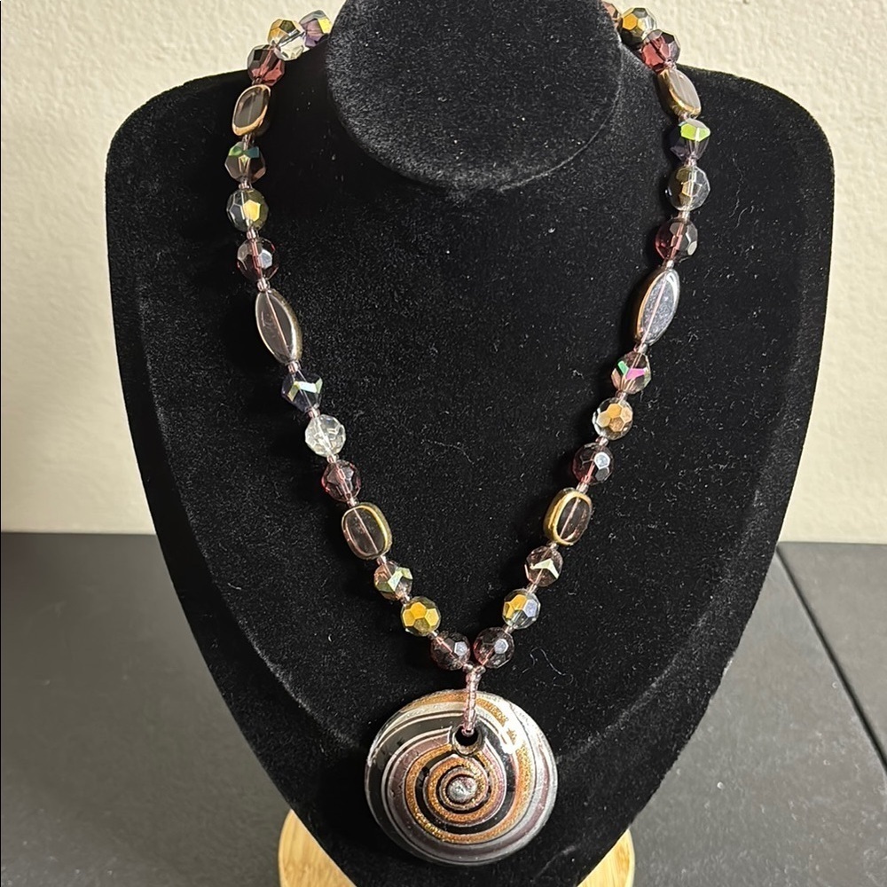 Glass Beaded Round Swirl Pendant Nevklace